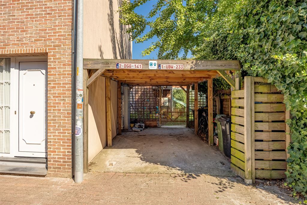Leuke starterwoning met carport foto 15