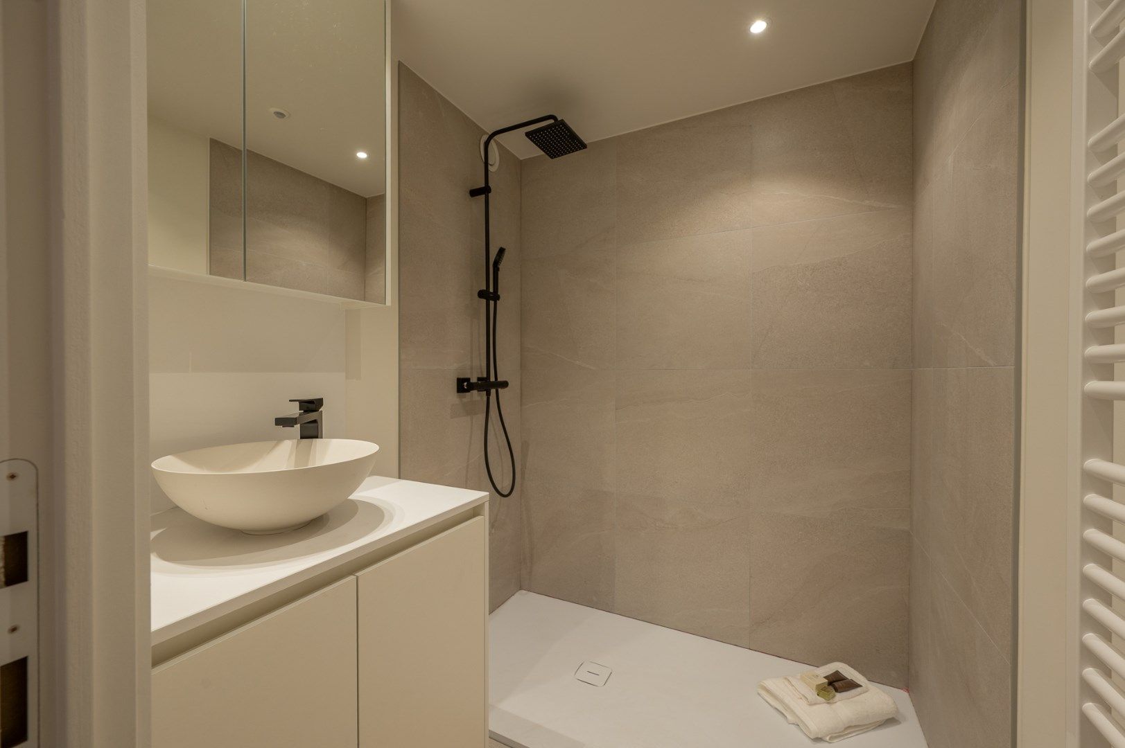 Prachtig gerenoveerd appartement met open panoramische zichten en zeezicht, op het Heldenplein te Heist foto 11