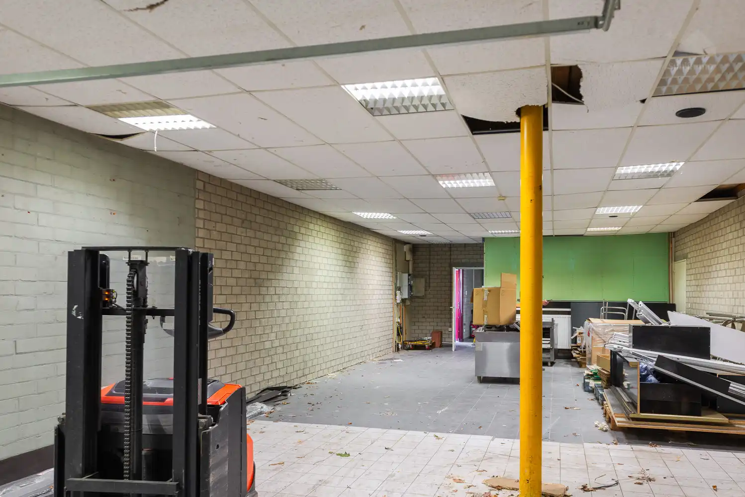 Handelspand/kantoorruimte met magazijn op commerciële toplocatie in Meerhout foto 3