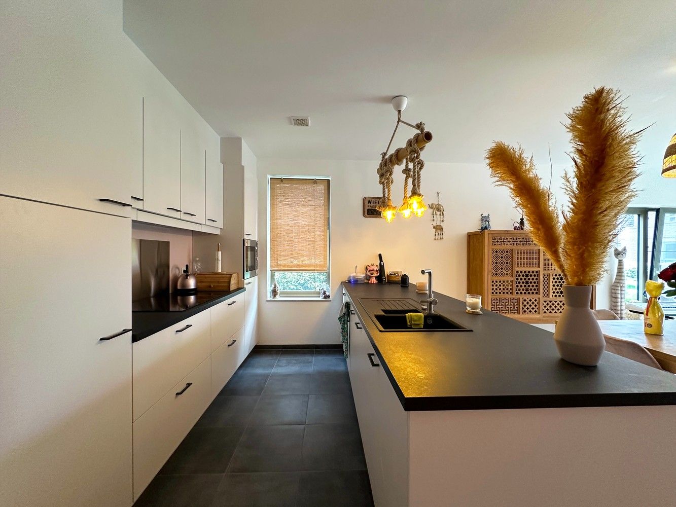 Gloednieuw, gelijkvloers appartement met 2 slaapkamers & autostaanplaats! foto {{pictureIndex}}