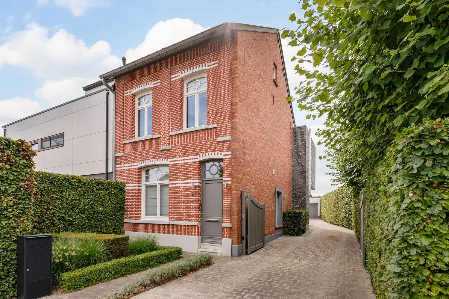Halfopen woning op toplocatie met zwemvijver en garage. foto 46