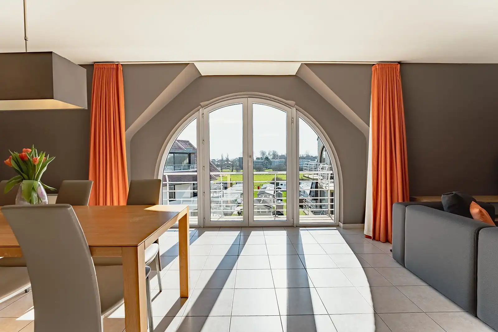 Instapklaar 2 slaapkamer appartement gelegen in De Haan op wandelafstand van het strand en het centrum. foto 2