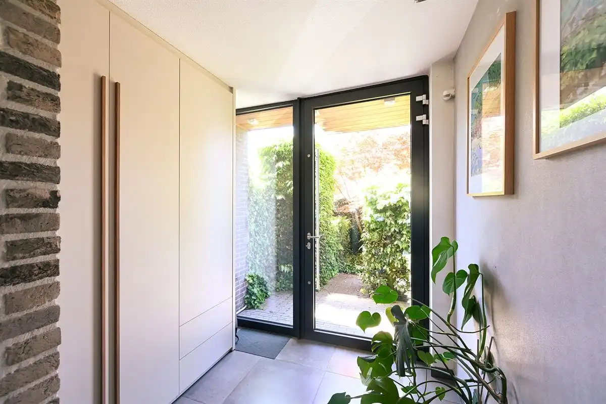Moderne gezinswoning met zwembad, home office en prachtig uitzicht foto 6