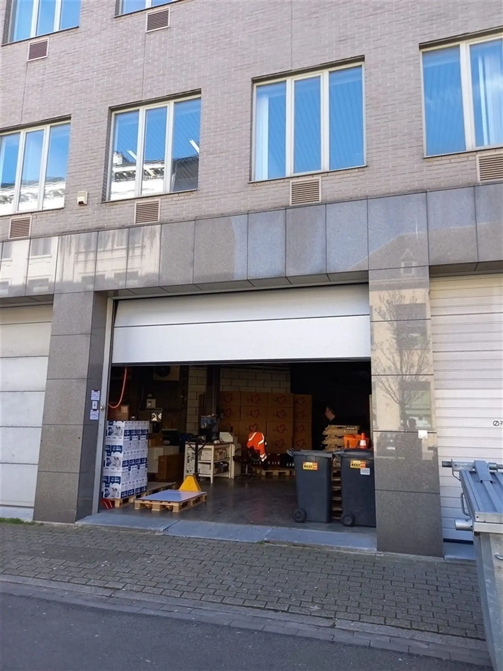 Kantoorgebouw gelegen aan de E19, A12 en E17 foto 12