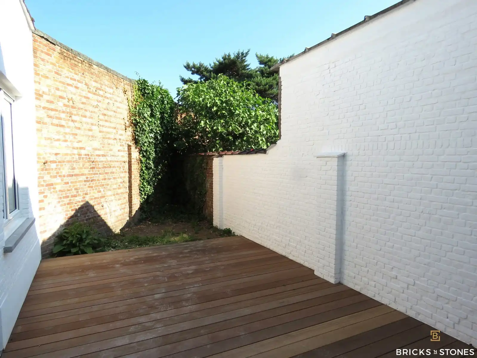 Gerenoveerd appartement met 2 slaapkamers en tuin! foto 5