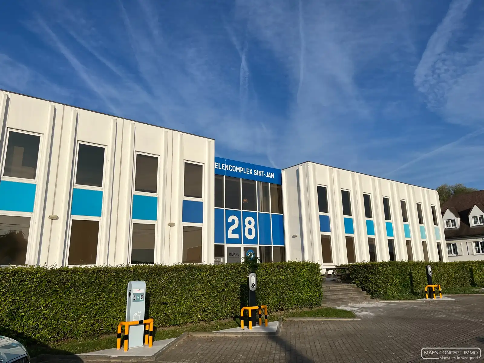 Kantoorruimte te huur in Waregem – klassevol, volledig uitgerust en op toplocatie foto {{pictureIndex}}