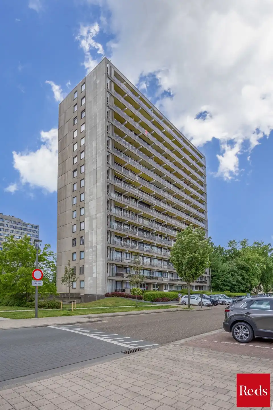 Mooi verzorgd appartement op 12de verdieping  met prachtig zicht, 2 slaapkamers en ondergrondse staanplaats foto 2