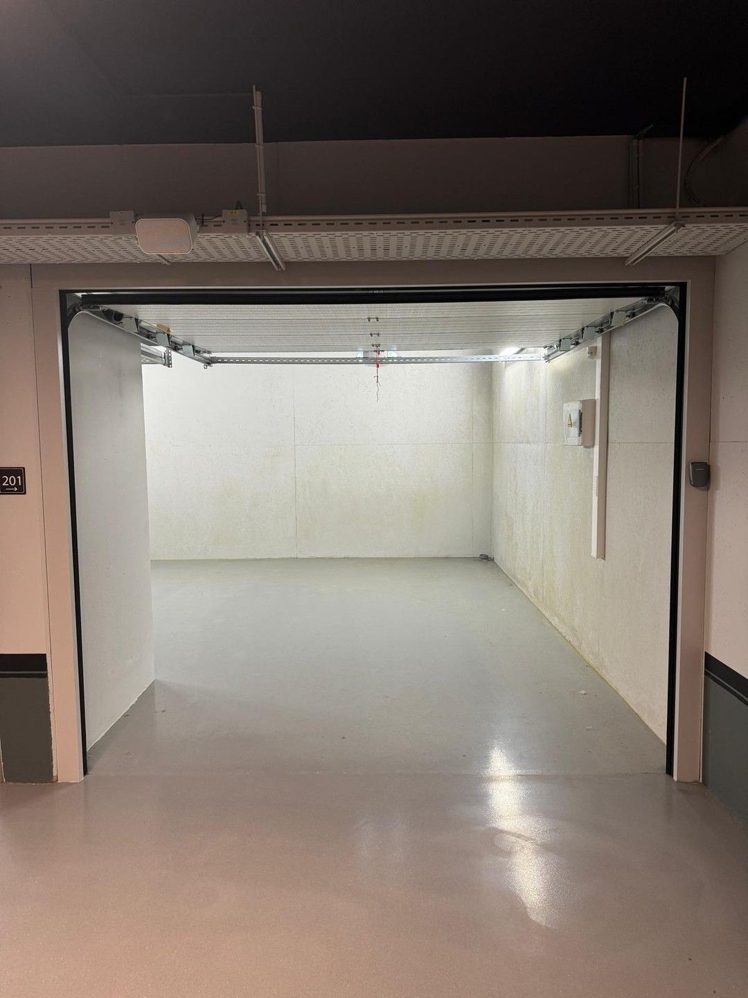 Ruime garagebox te huur onder het Albertplein! foto 4