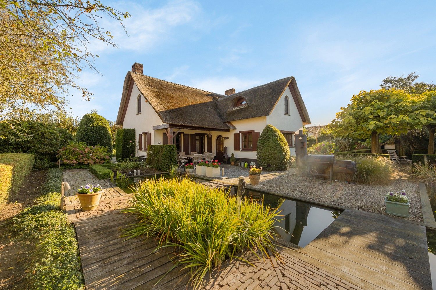 Hoofdfoto van de publicatie: Rietgedekte charme villa  met prachtige Tuin in doodlopende straat.