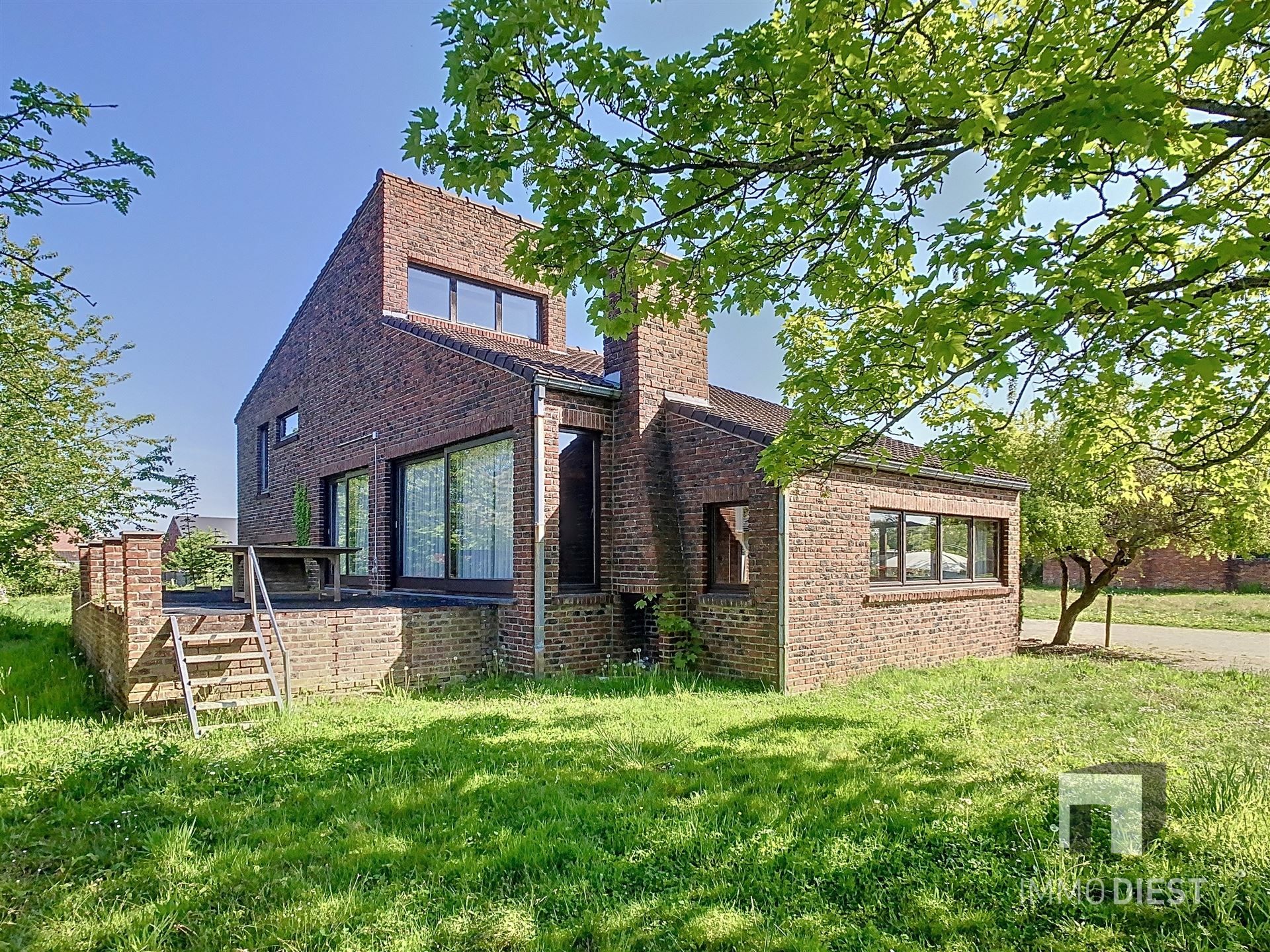 Hoofdfoto van de publicatie: Op te frissen splitlevelwoning met karakter, ruimte en een prachtige tuin op toplocatie!