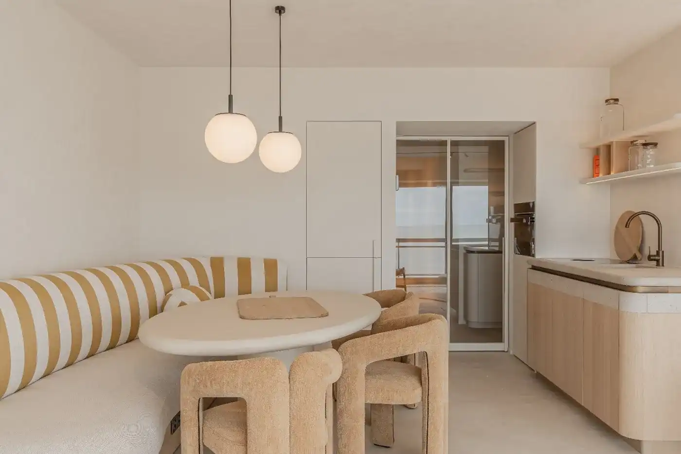 Uitzonderlijk gerenoveerd appartement met schitterende gevelbreedte op de Zeedijk in Knokke foto 4