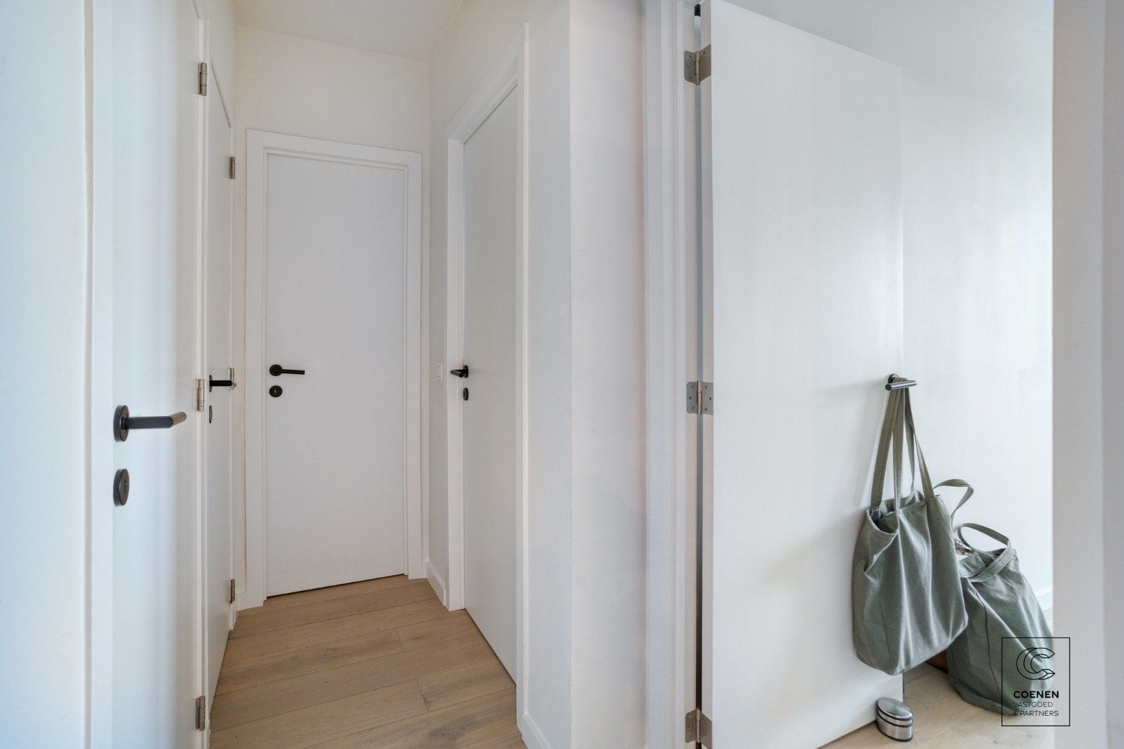 Stijlvol gerenoveerd appartement met 2 slaapkamers & zonnig terras op toplocatie te Berchem foto 9