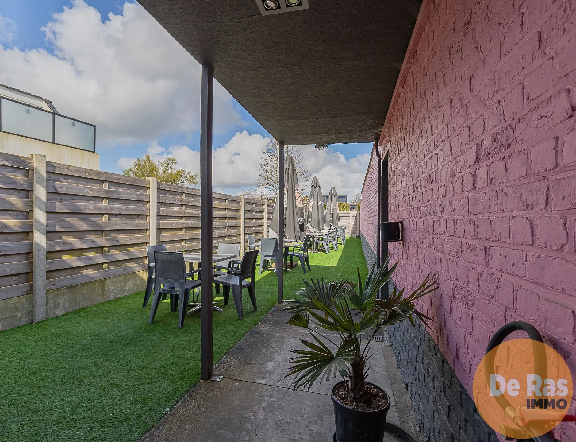 HERZELE – Florerende broodjeszaak op toplocatie met terras foto 11