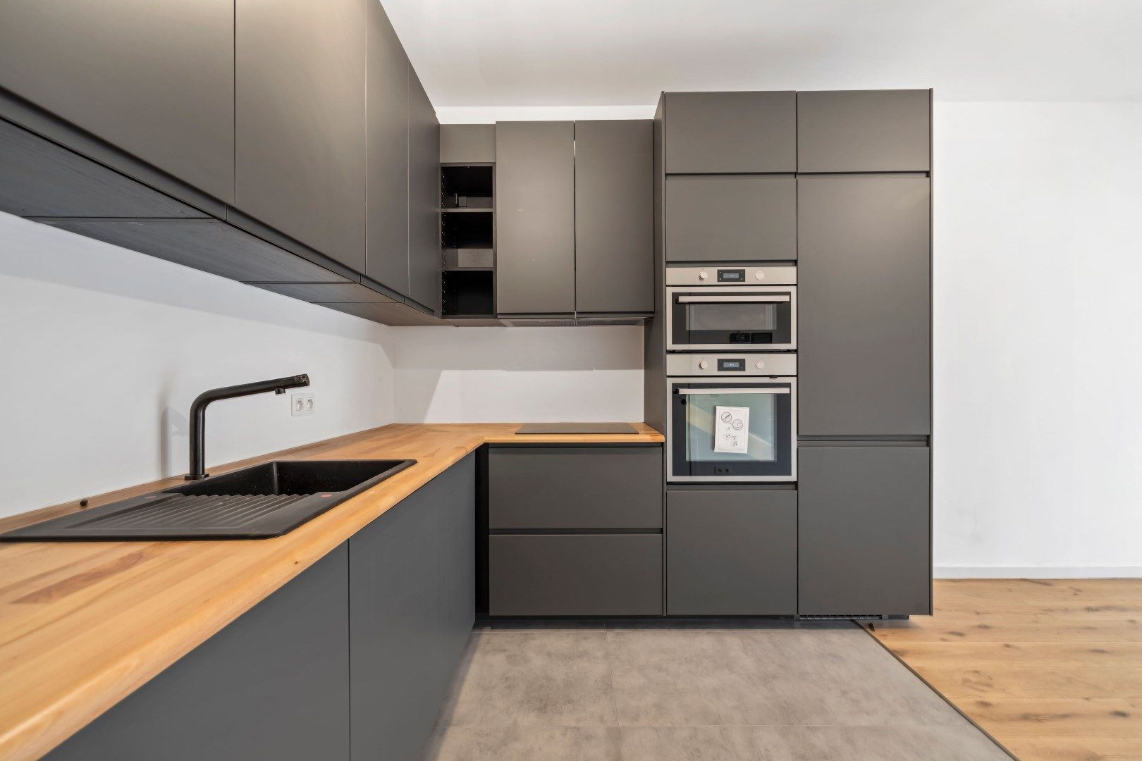 Luxueus gerenoveerde (2025) woning bijgebouw & ruime tuin in Zwijndrecht foto 7