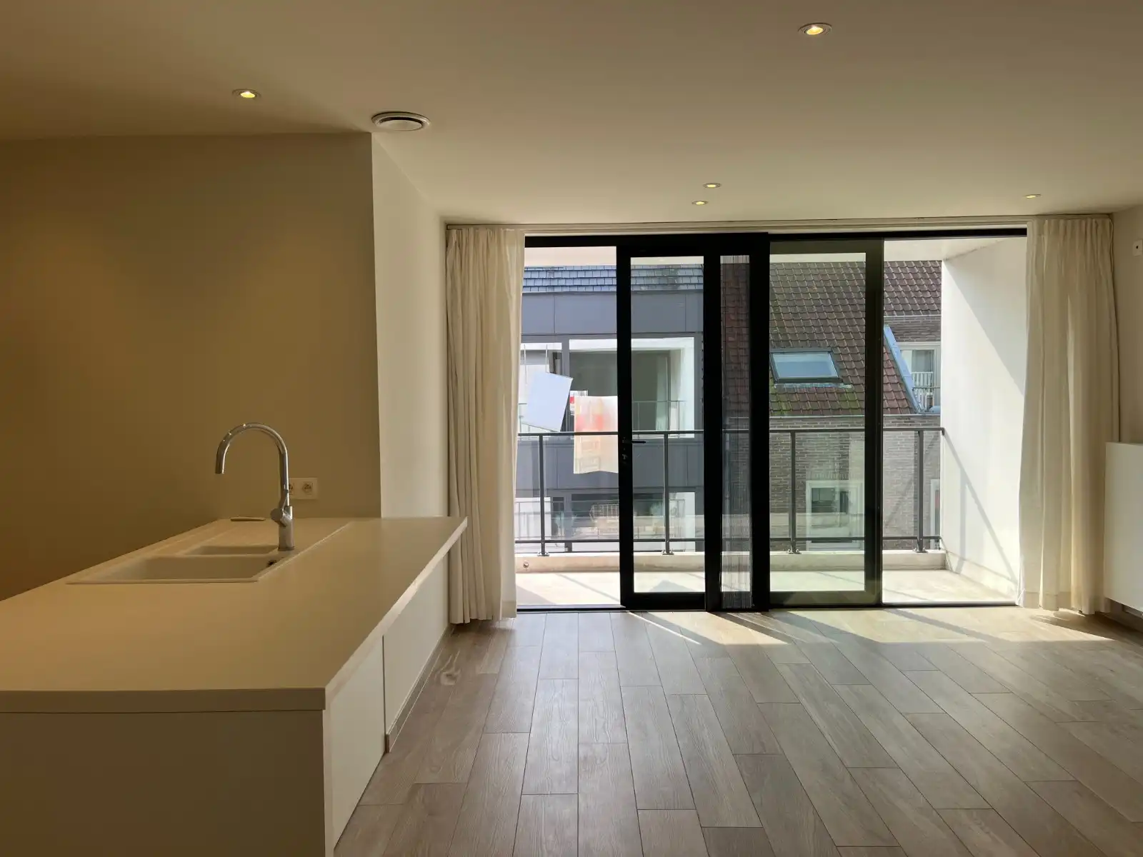 Gezellig en lichtrijk appartement met 2 slaapkamers, terras en staanplaats in hartje Waregem foto 5