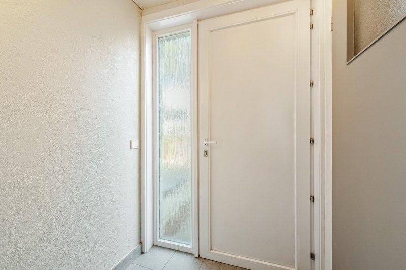 Instapklare bel-etagewoning met garage, tuin en veel potentieel foto 4