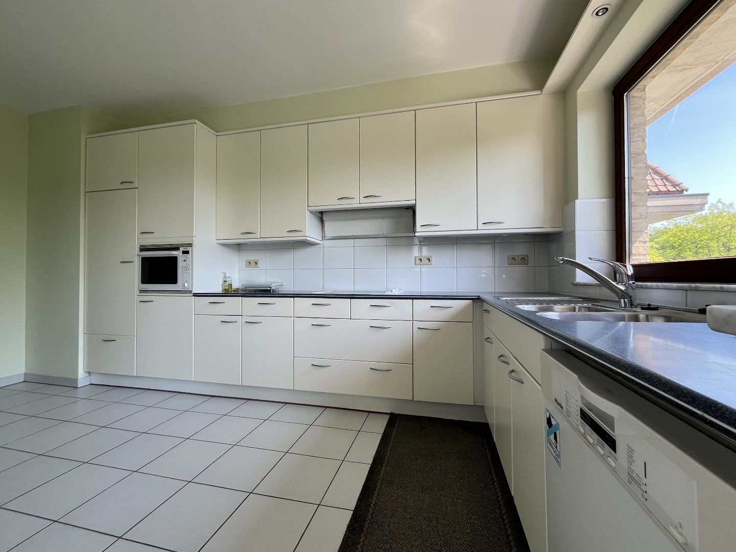 Instapklaar 2 slpk-appartement met 2 terrassen en autostnplts foto 5