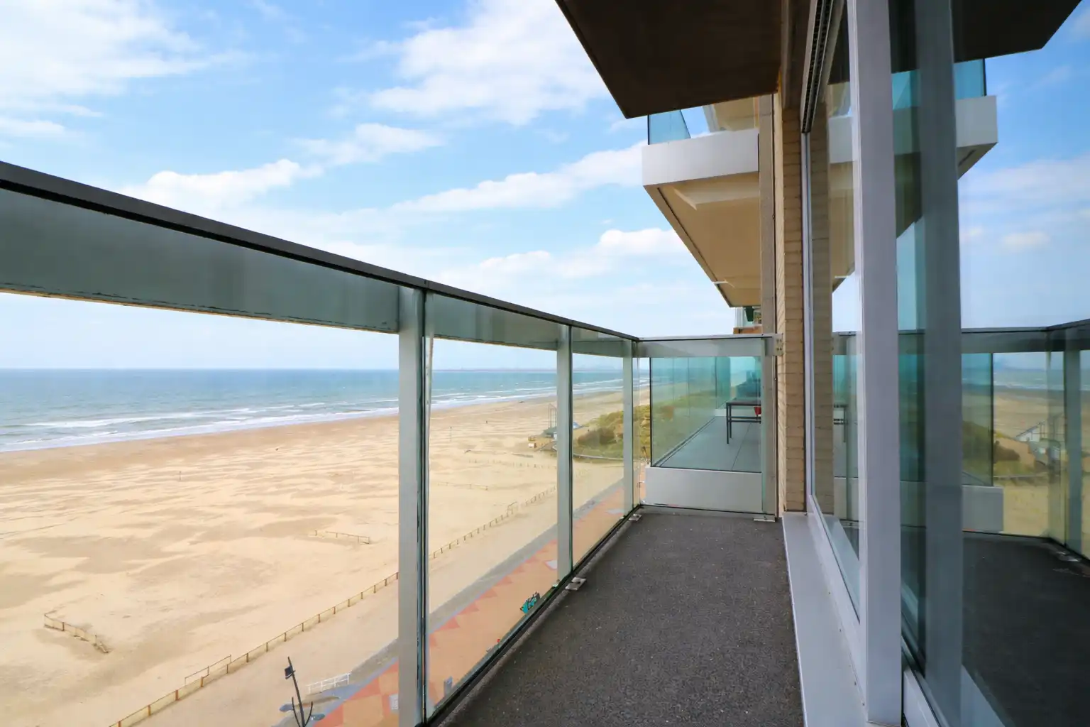 Recent en ruim appartement (94m²) met 3 slaapkamers en fenomenaal zeezicht. foto 13