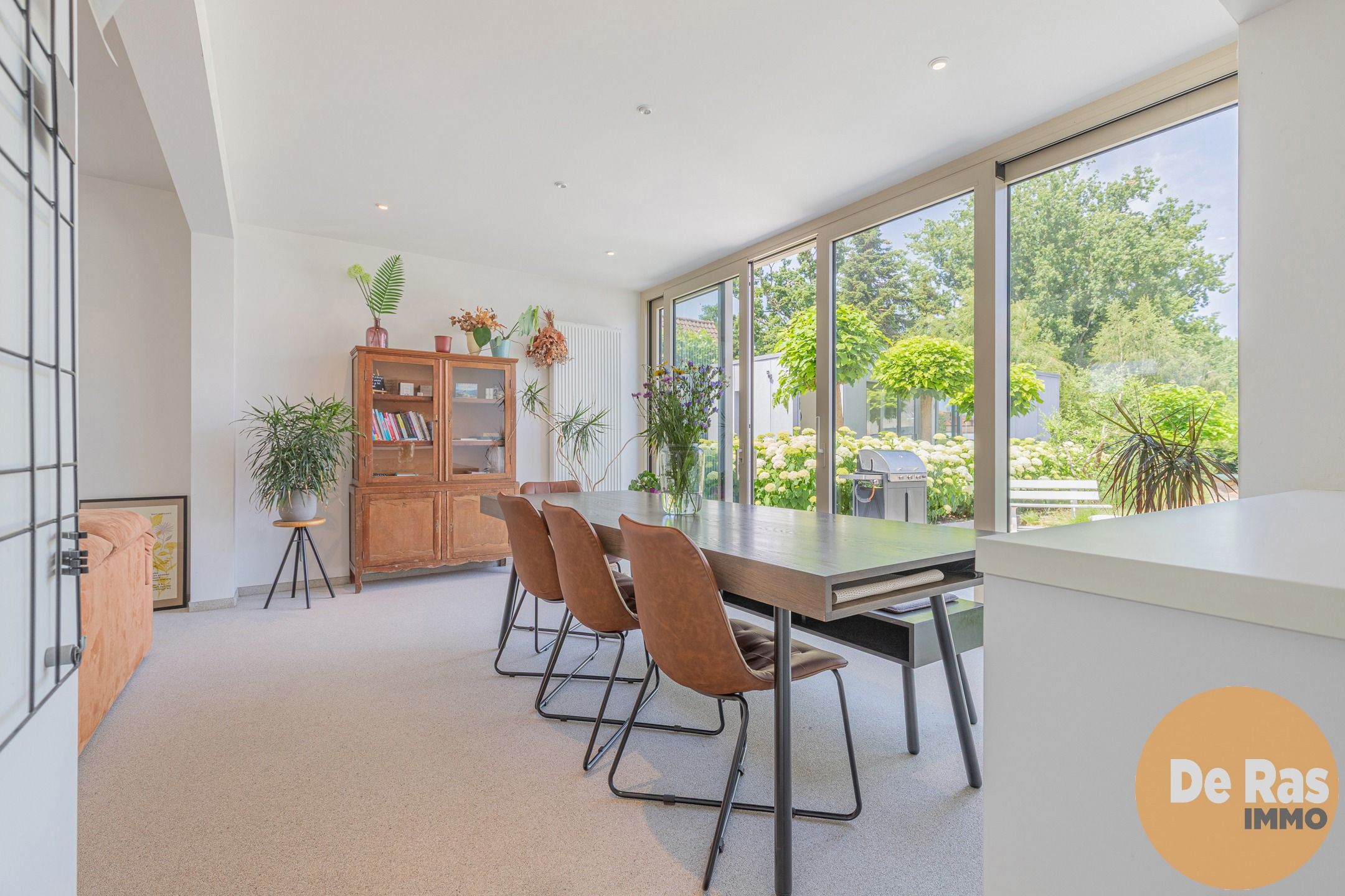 MOORSEL - Charmante woning met bijgebouw op een perceel van 15 are foto {{pictureIndex}}