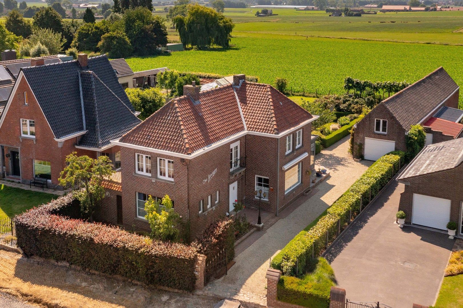 Hoofdfoto van de publicatie: KARAKTERVOLLE WOONST MET BIJGEBOUW (140 m²) EN PRACHTIG VERZICHT!!! 