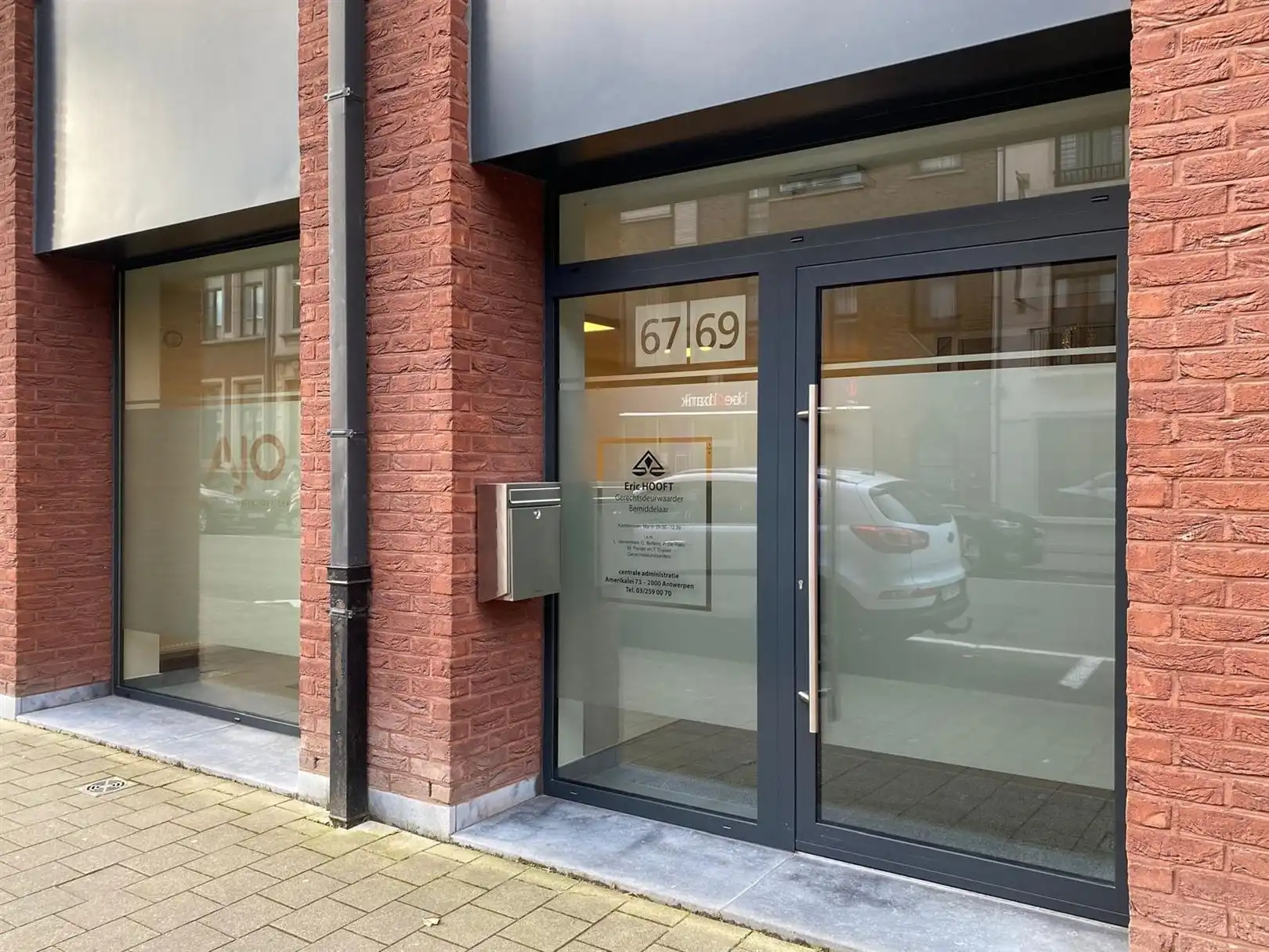 Modern gelijkvloers kantoor te koop op de Antwerpsestraat foto {{pictureIndex}}