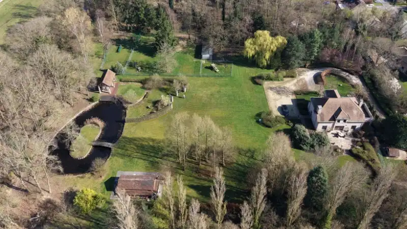 Ruime villa van 336m² op 1 hectare 45 are met vijver foto 36