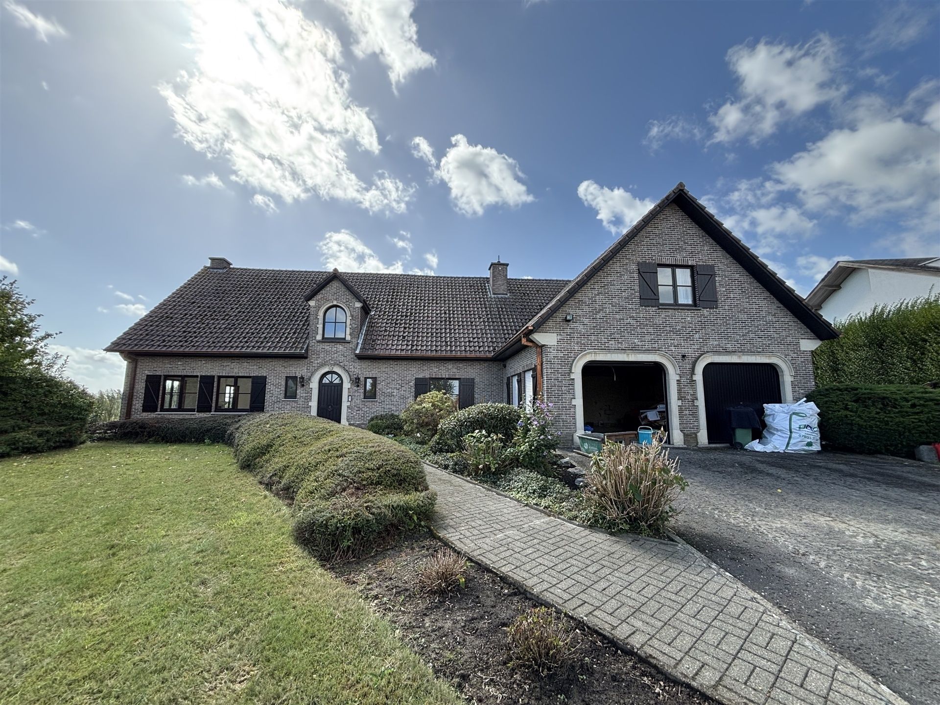 Ruime woning met grote tuin in een rustige straat foto 2