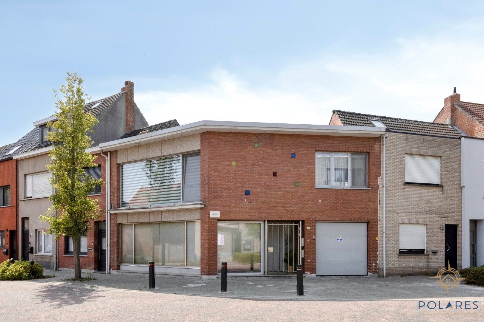 Goed onderhouden opbrengsteigendom met 2 appartementen en garage. foto {{pictureIndex}}