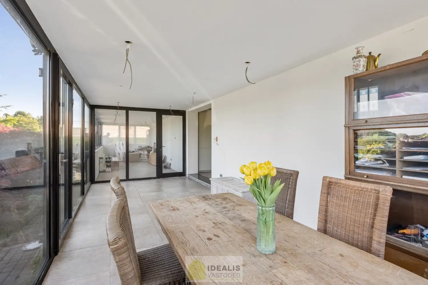 KNAPPE GROTENDEELS GERENOVEERDE EENGEZINSWONING MET EEN HEERLIJK LICHTRIJKE WOONKAMER MET OPEN KEUKEN, AANSLUITEND VERANDA MET ZICHT OP DE ZEER RUIME TUIN (+-2700M²!), 3 SLAAPKAMERS, RUIMTELIJKE BADKAMER VOORZIEN VAN BAD EN INLOOPDOUCHE EN DE WONING IS VOLLEDIG ONDERKELDERD! EEN HEERLIJK RUIME BUNGALOW DIE NOG VOLLEDIG NAAR EIGEN SMAAK AFGEWERKT KAN WORDEN! Een aangename woning met een bewoonbare oppervlakte van +- 205m² op een perceel van +- 26are98ca (2698m²) op een rustige locatie! Tevens is de woning centraal gelegen t.o.v. het centrum van Peer, Meeuwen (Oudsbergen) en Houthalen-Helchteren en kan men vlot gebruik maken van de Noord-Zuidverbinding (A24). foto 13