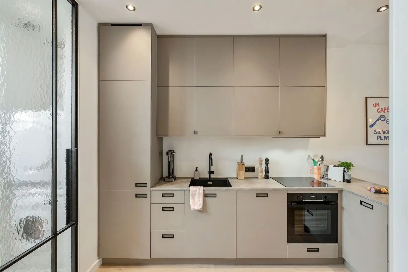 Super tof gerenoveerd appartement met balkon foto 10