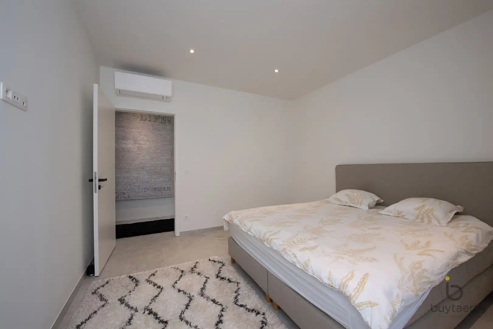 Knappe GELIJKVLOERSE villa + bijgebouw te Halle! foto 44