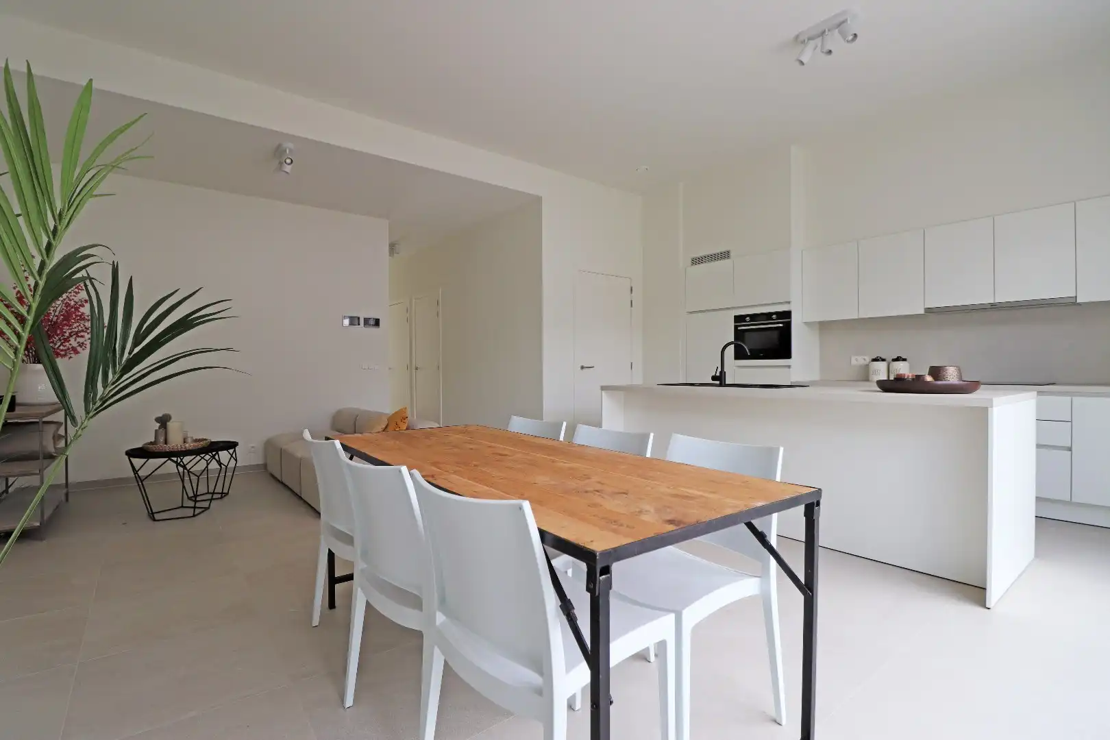 Modern appartement met tuintje foto 2