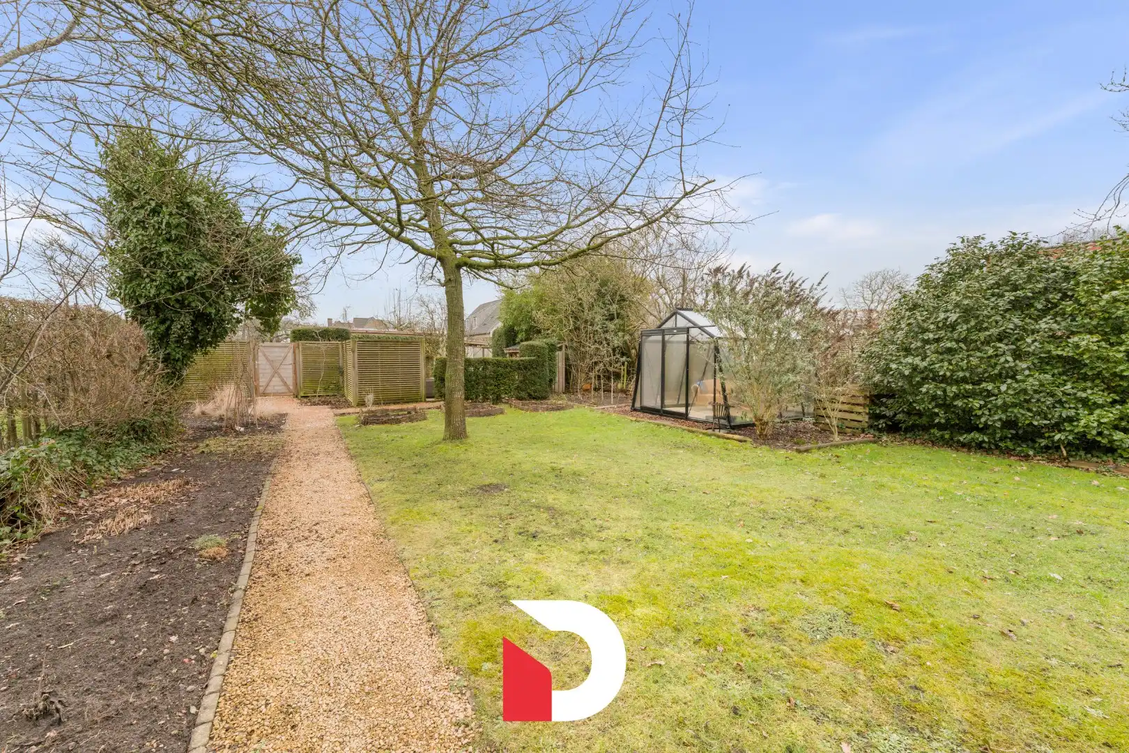 Ruime en volledig instapklare halfopen woning met praktijk op 960 m² grond foto 9