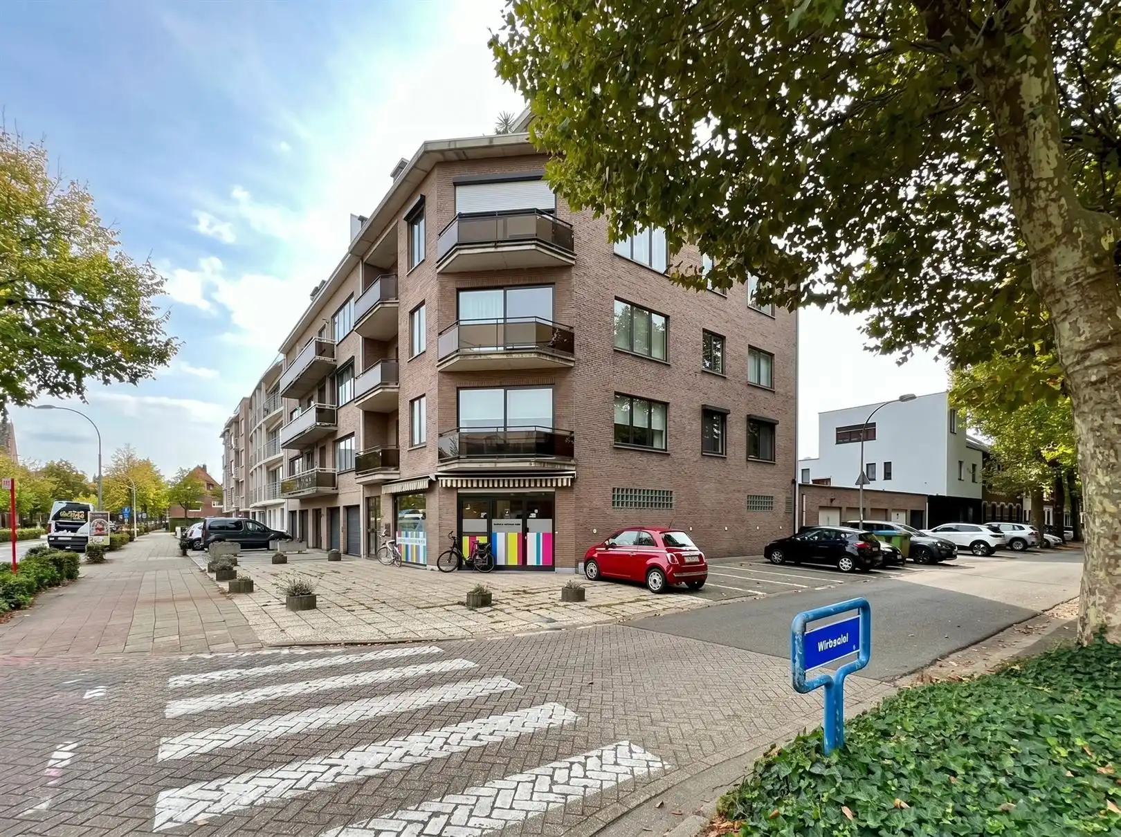 Ruim commercieel gelijkvloers 241m² op toplocatie tegenover AZ Klina foto 2