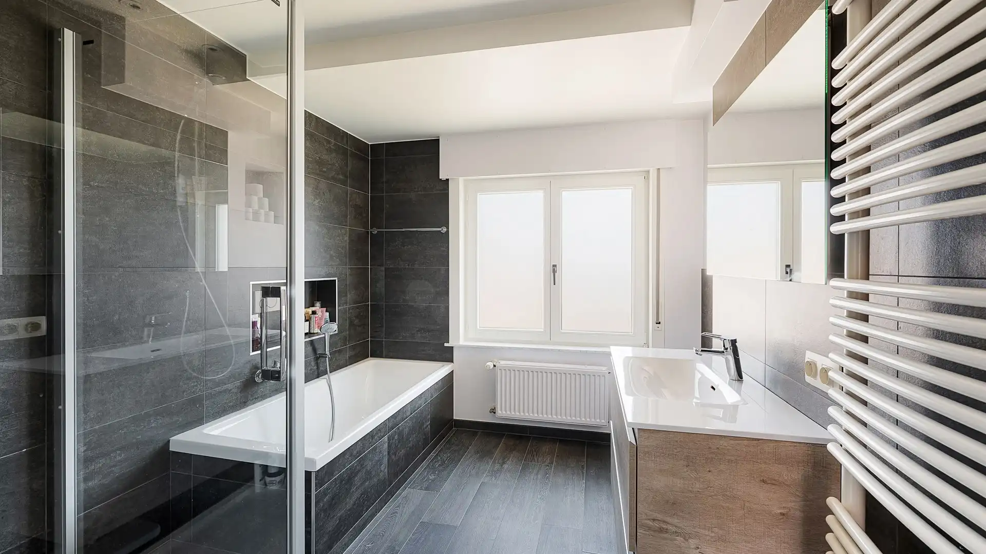 Ruime, stevige gezinswoning met 5 kamers en garage foto 15