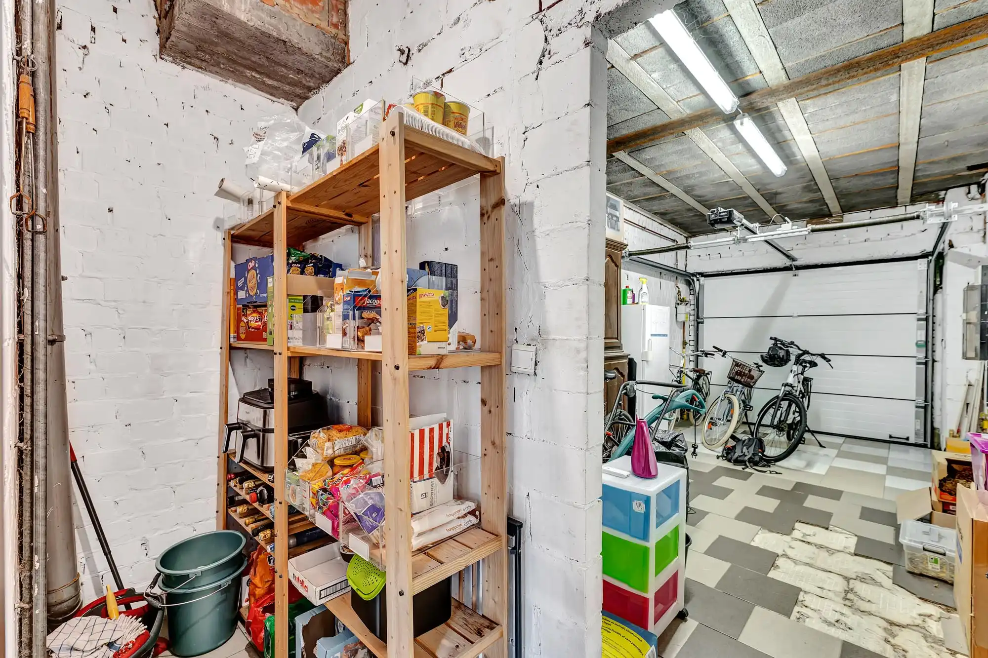 Gezellige gezinswoning met veranda, tuin en garage te koop foto 8