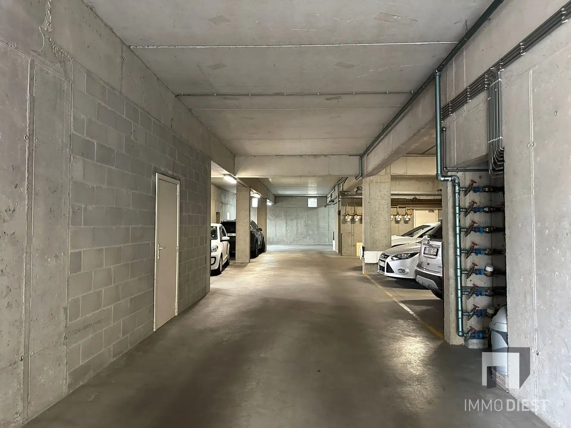 Kantoor met aparte studio, parking en 2 kelders foto 30