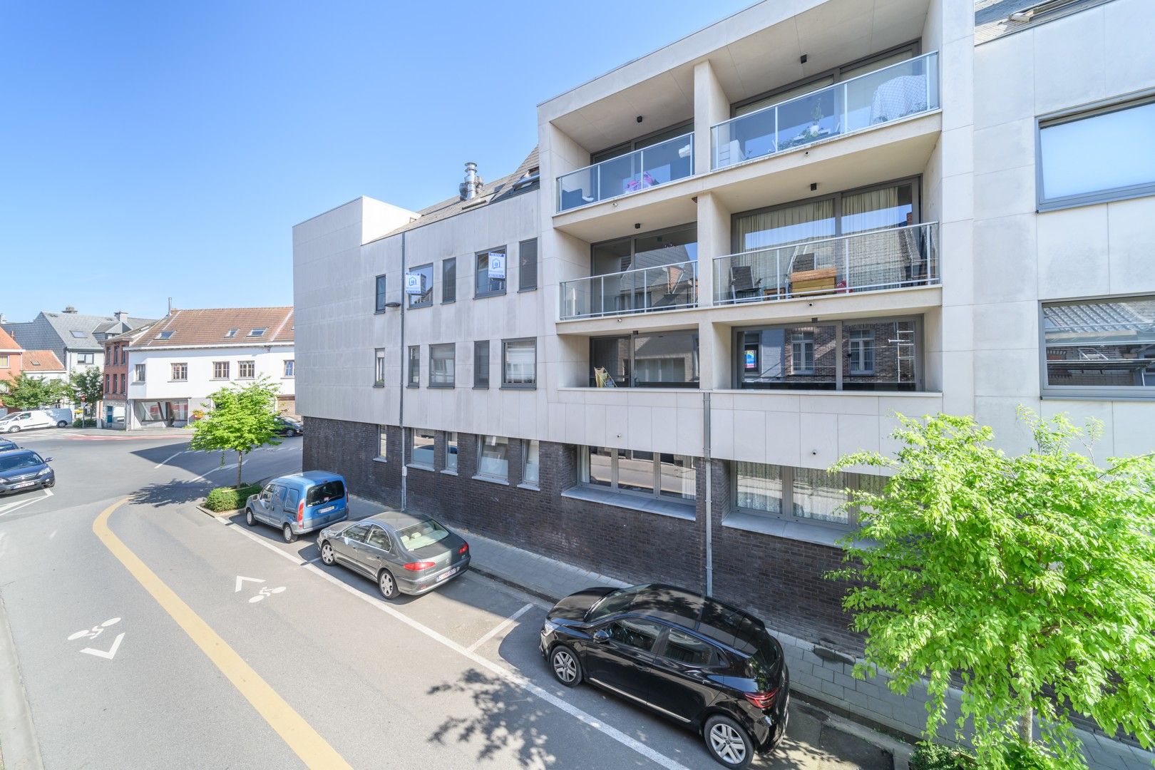 Centraal gelegen, recent 2 slaapkamer-appartement. foto 2