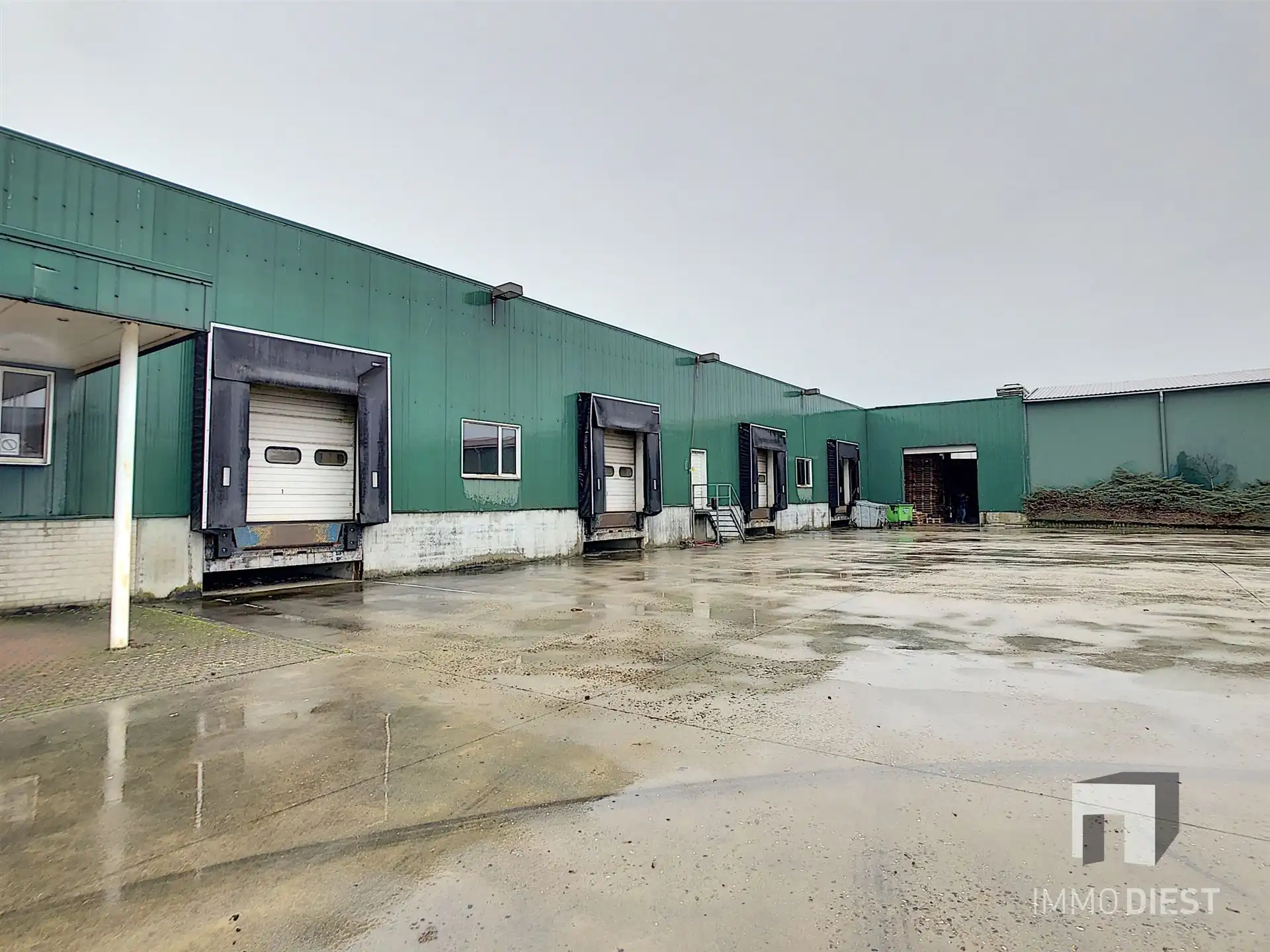 1500 M² GEKOELDE OPSLAG MET BURELEN  foto {{pictureIndex}}