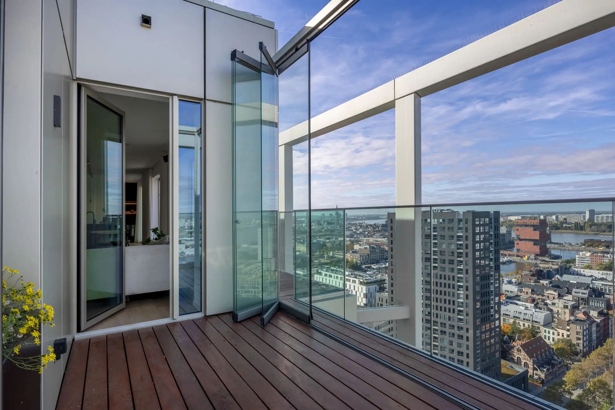 Stijlvol penthouse met panoramisch zicht op stad en haven foto 13