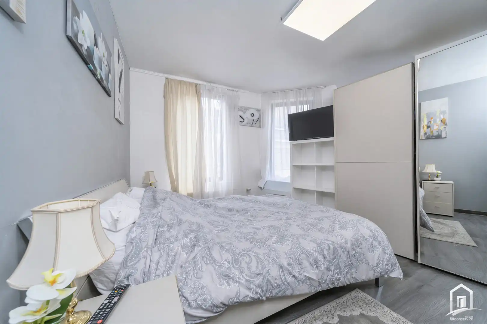 Centraal gelegen, licht op te frissen hoekwoning foto 9