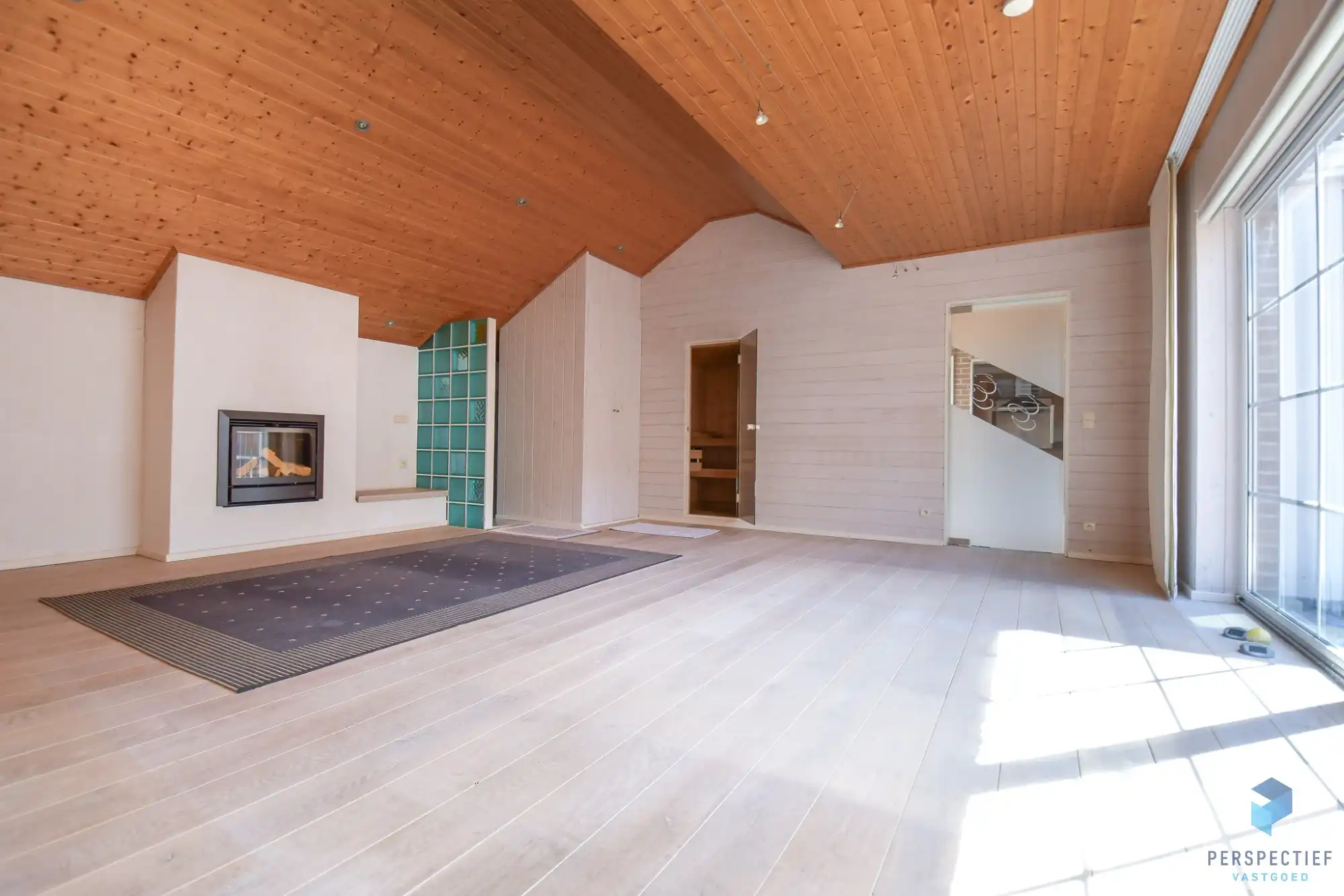 Unieke villa met dubbele garage en opslagplaats/ loods in rustige omgeving foto 12