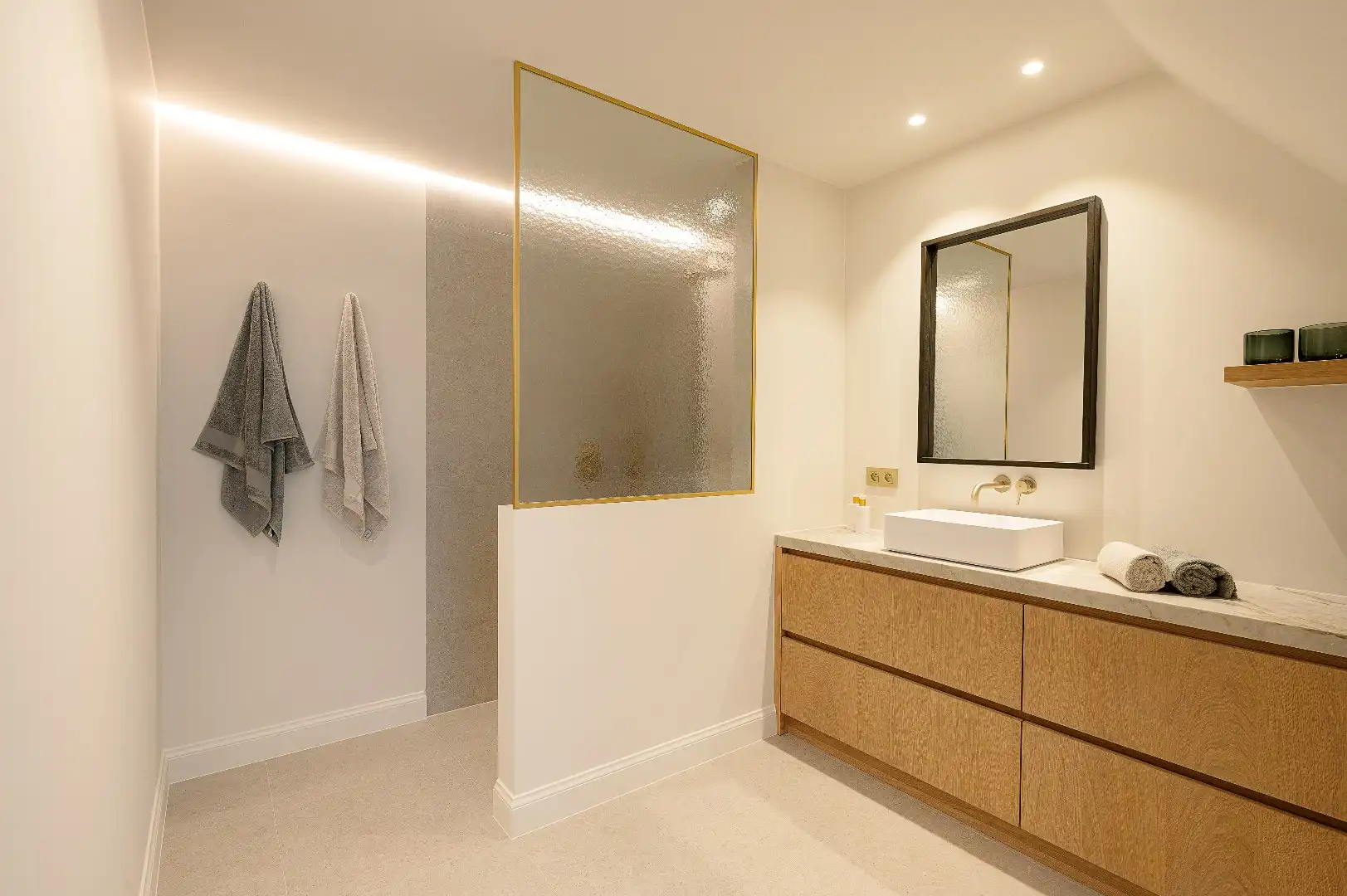 Ruime en elegante alleenstaande villa met luxe afwerking en zonnige tuin foto 27