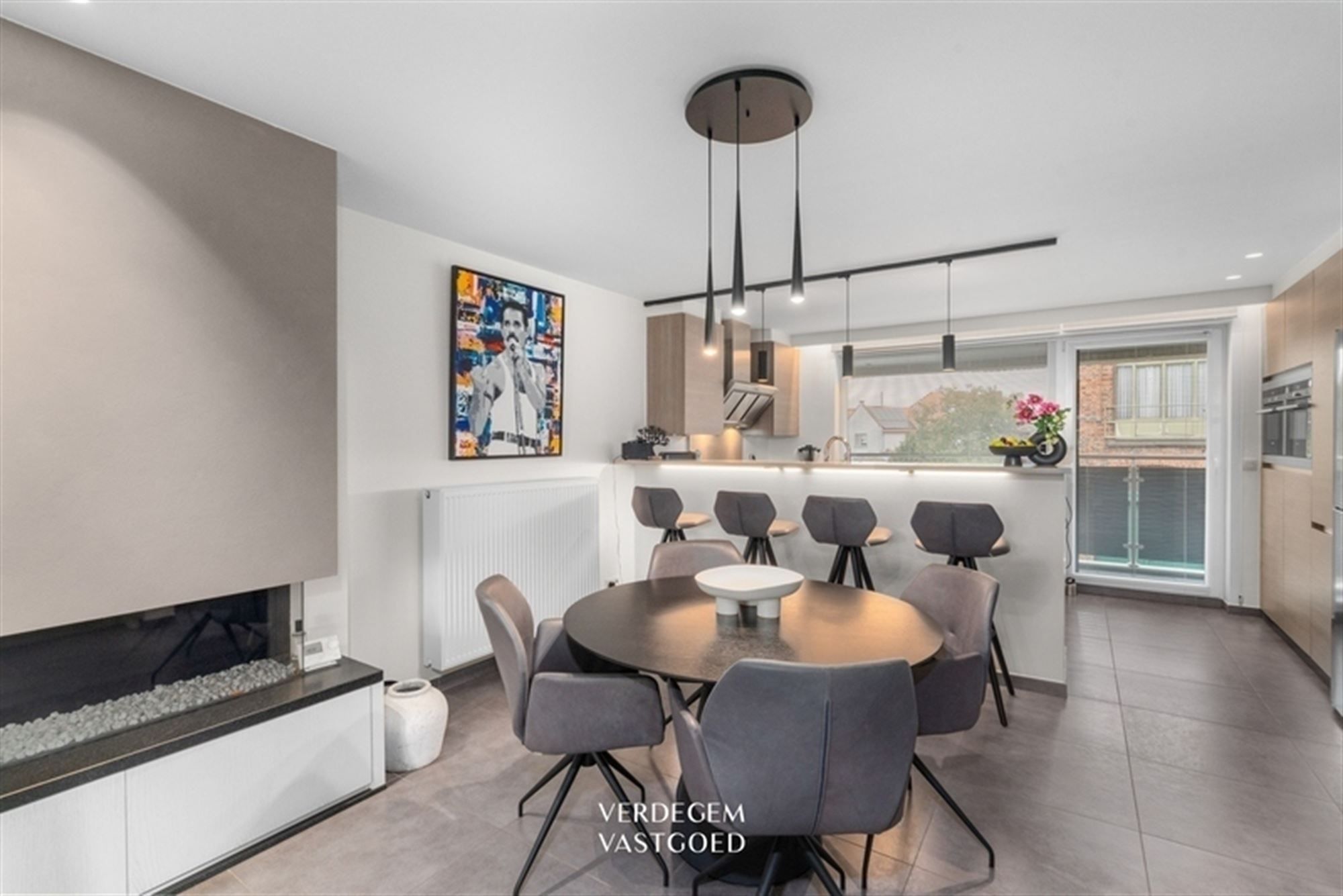 Instapklaar en knap afgewerkte woning met 2 garages, geniettuin en atelier/praktijk foto 6