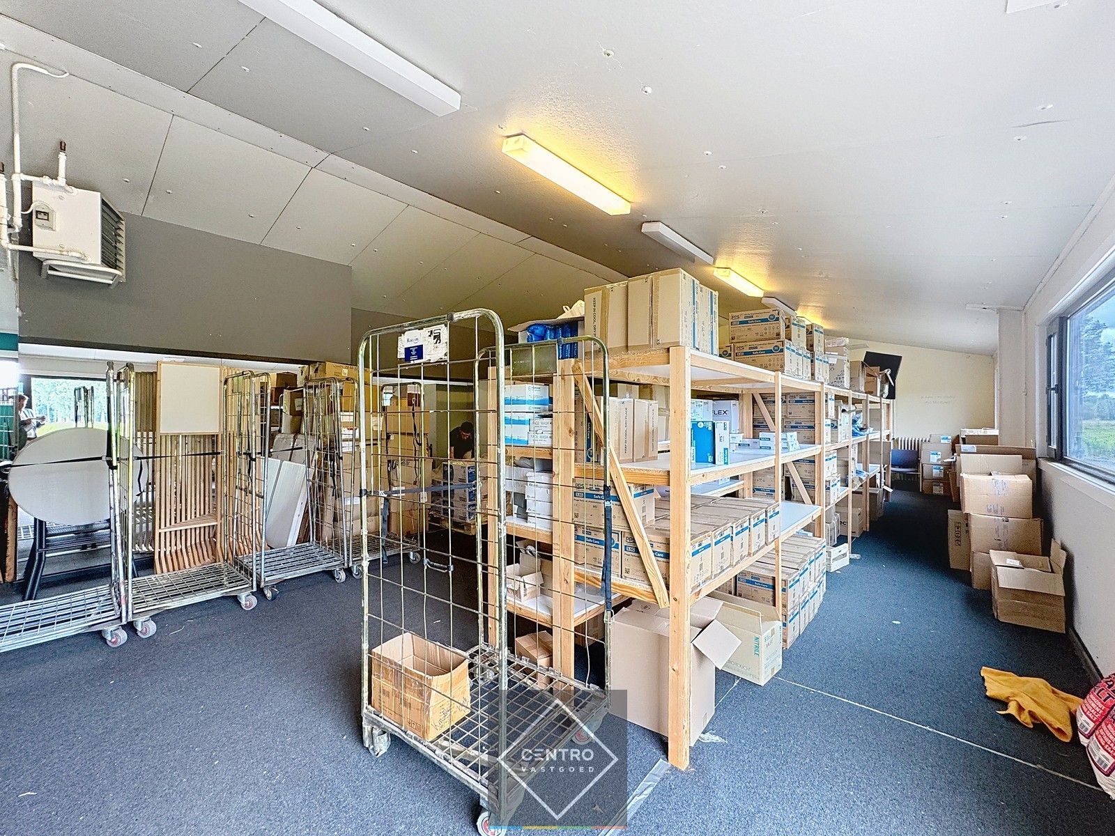 Verwarmd en geïsoleerd MAGAZIJN (250m²) met een te renoveren BUNGALOW (5 slpkms en garage) op AAA-locatie (op 1 km van afrit E40)! foto 8