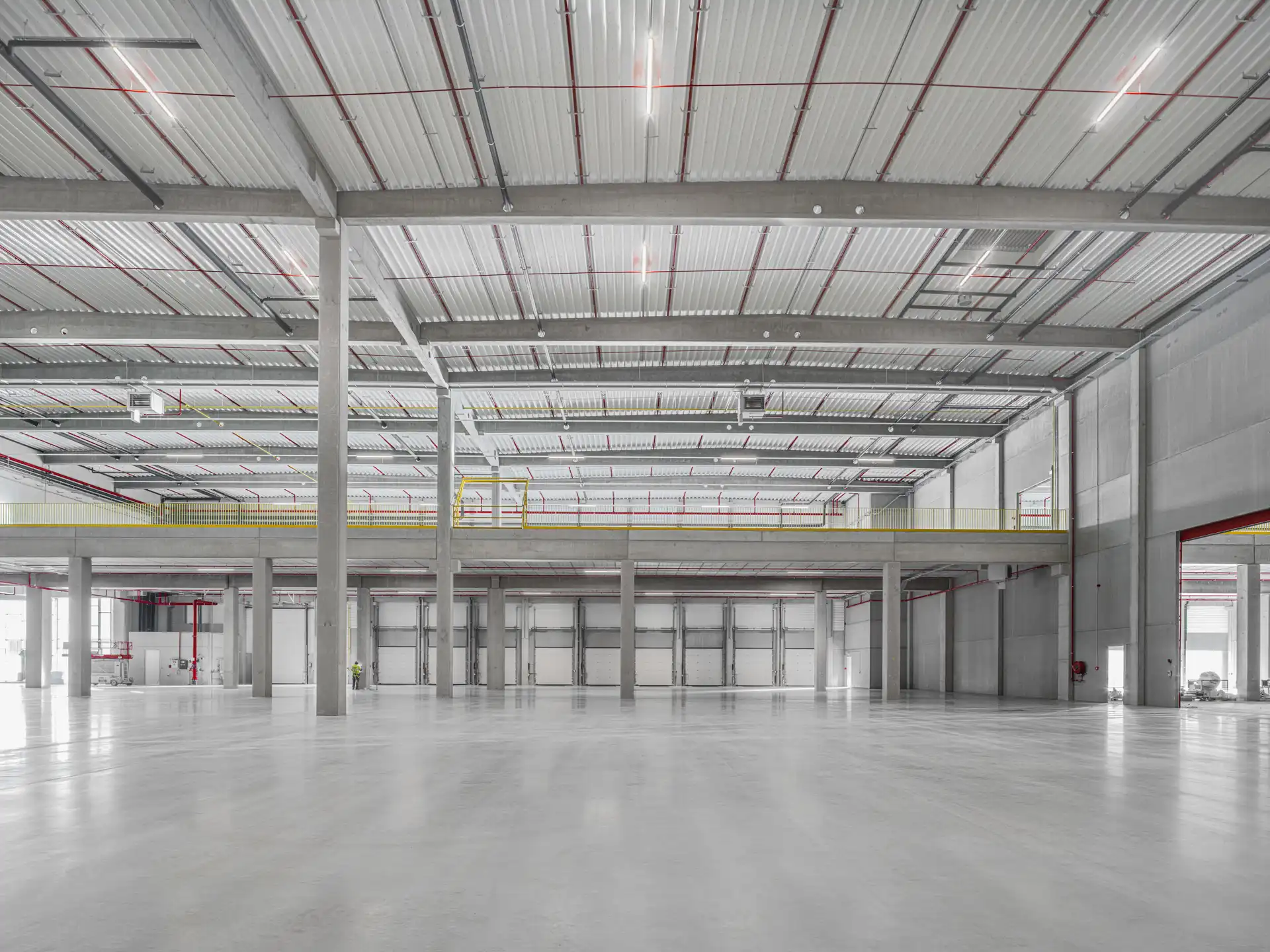 Magazijn met mezzanine en kantoor te huur foto 6