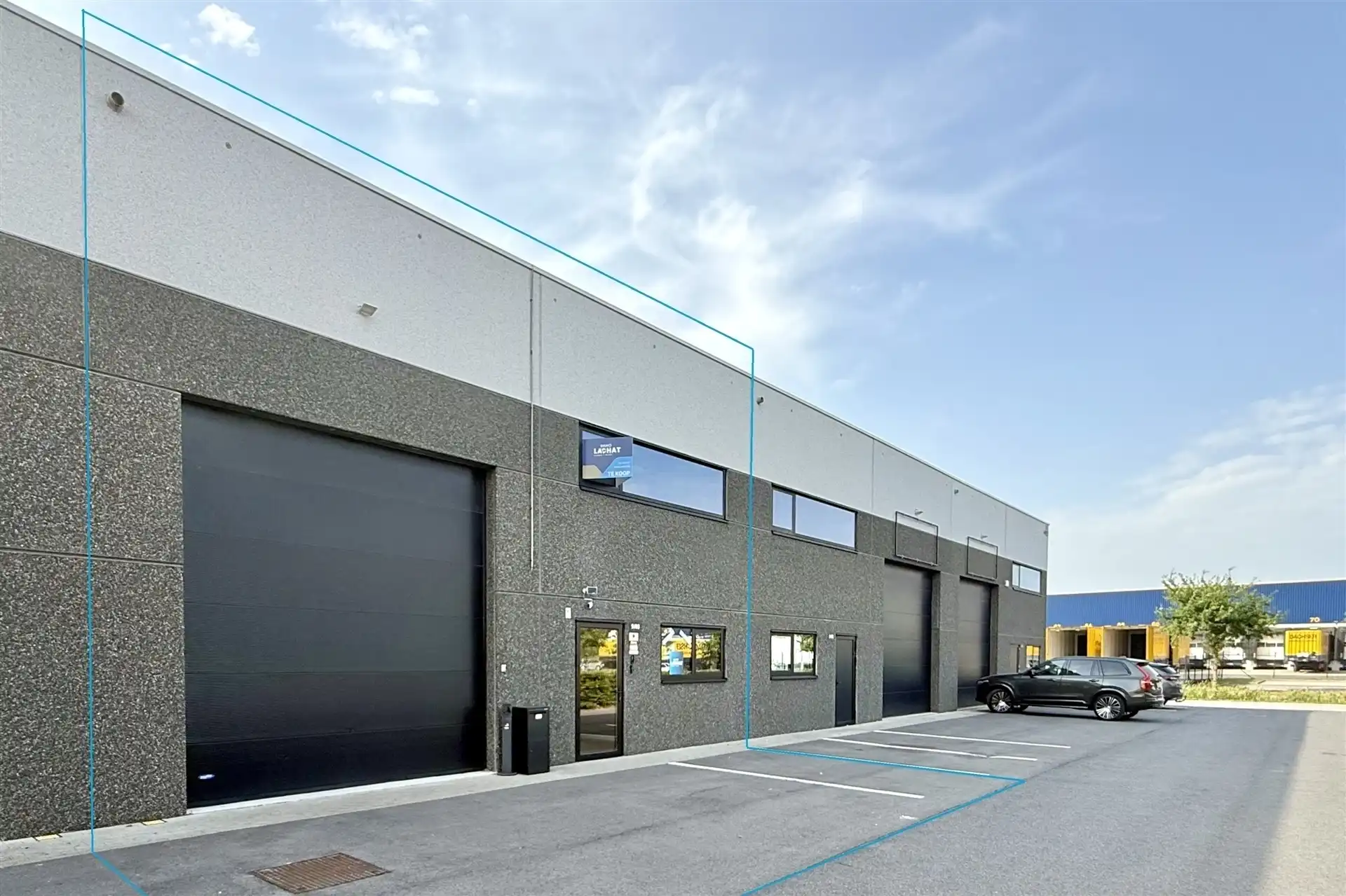 Ingerichte KMO-unit met burelen en magazijnen foto {{pictureIndex}}