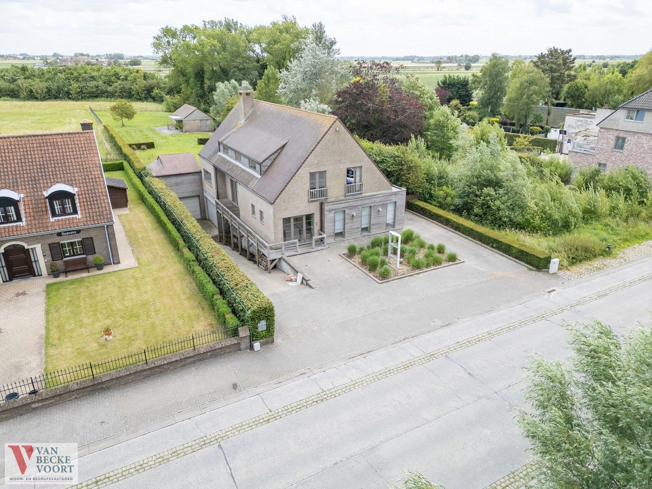 Villa met ondergrondse garage en kantoorruimte foto 2