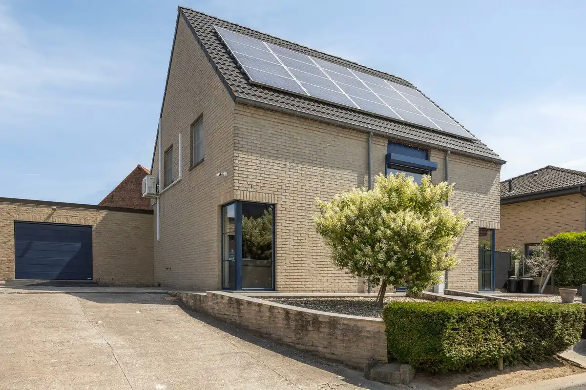 Ruime woning met tuin, garage en 3 slaapkamers in Roosdaal - bouwjaar 2007, foto {{pictureIndex}}