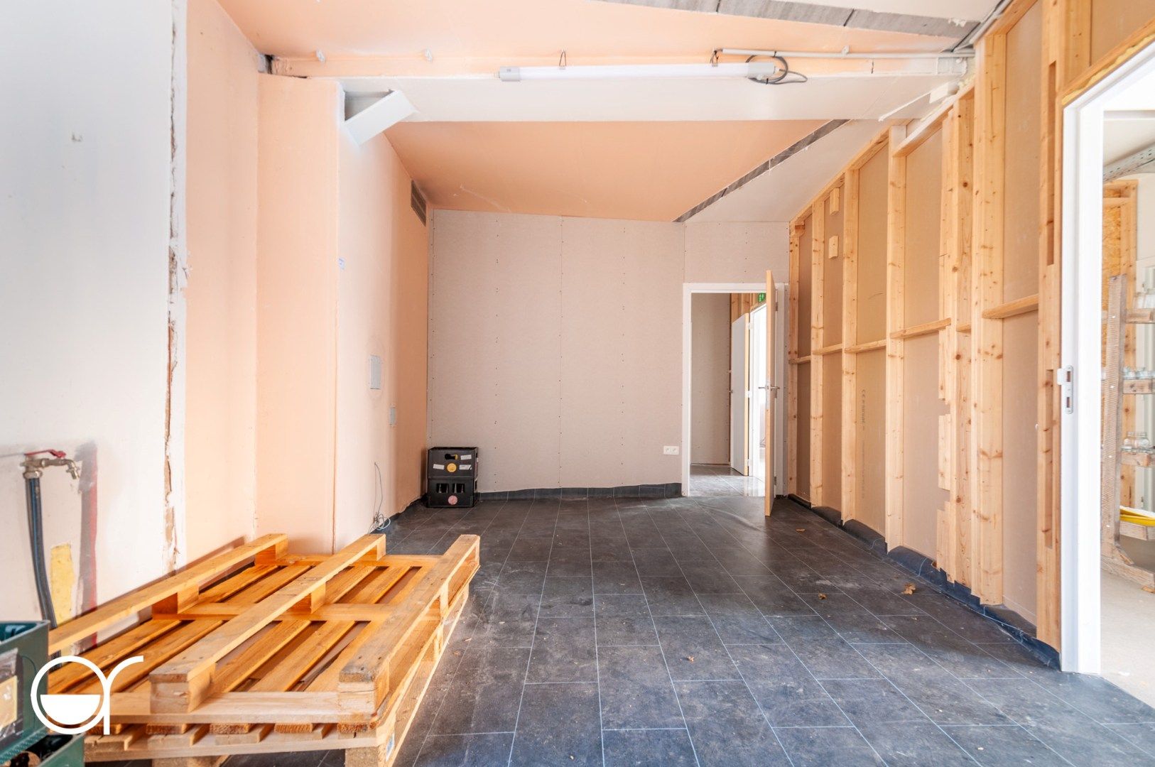 Handelsgelijkvloers op drukke locatie foto 4